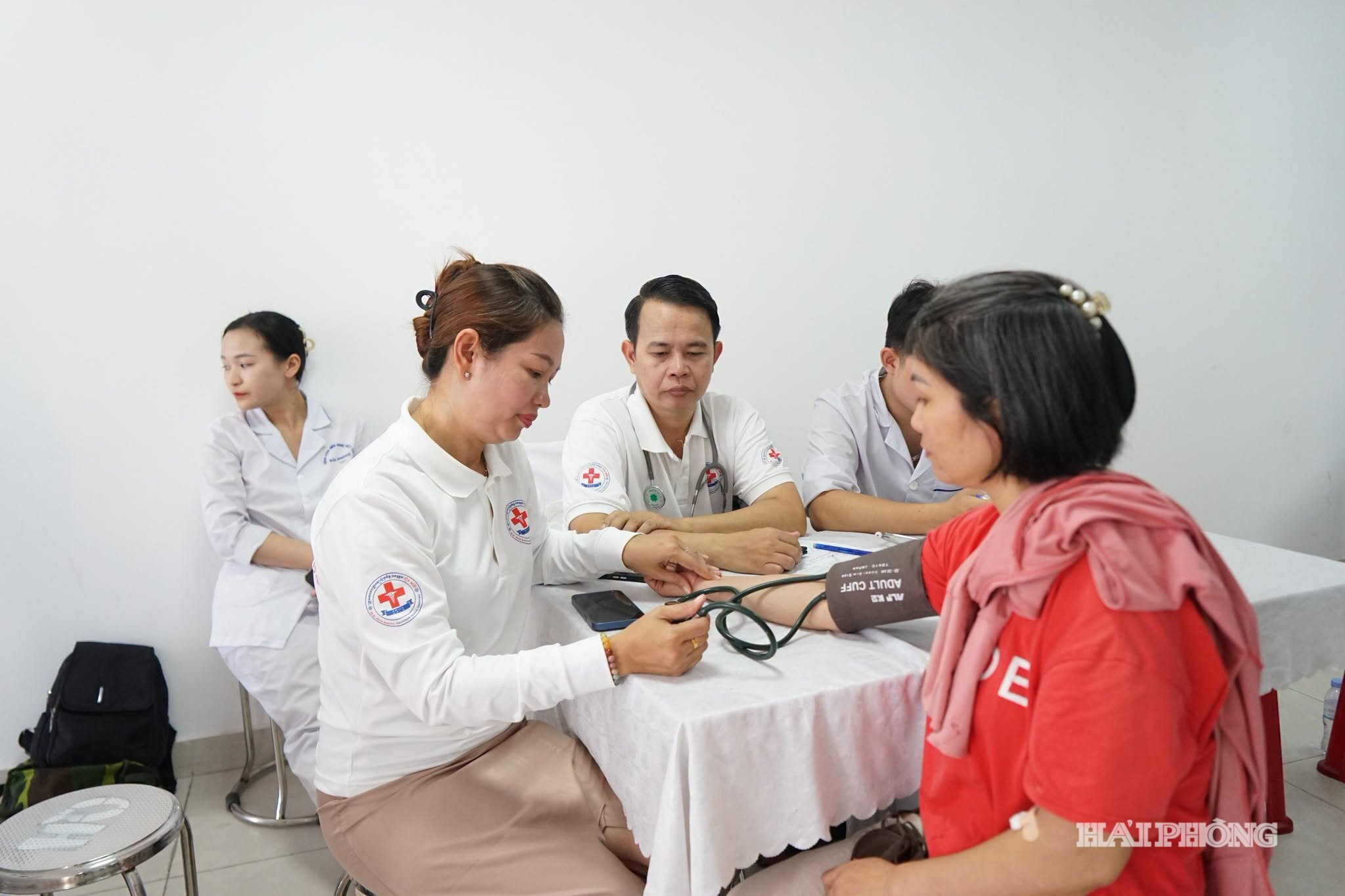 Các y, bác sĩ tình nguyện Campuchia trực tiếp khám bệnh, tư vấn và hướng dẫn chăm sóc sức khỏe miễn phí cho người dân.