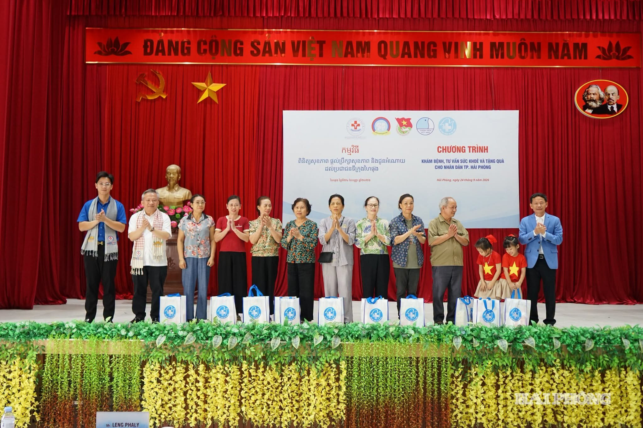 Trung ương Hội Thầy thuốc trẻ Việt Nam trao 10 suất quà tặng các gia đình có hoàn cảnh đặc biệt trên địa bàn phường Hưng Đạo.