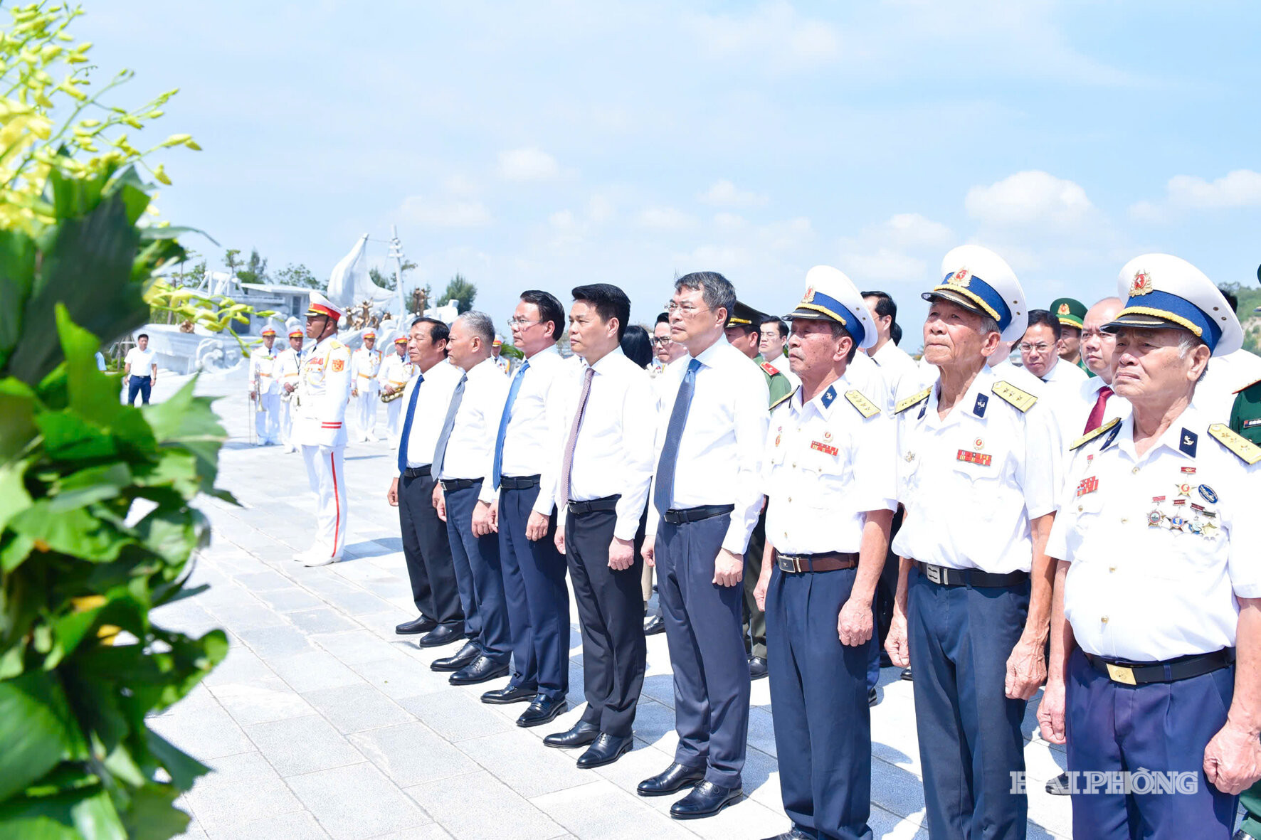 Thủ tướng Chính phủ Lê Minh Hưng cùng các đồng chí lãnh đạo Trung ương và thành phố Hải Phòng dâng hương, dâng hoa tại Di tích Quốc gia đặc biệt đường Hồ Chí Minh trên biển (Bến K15).