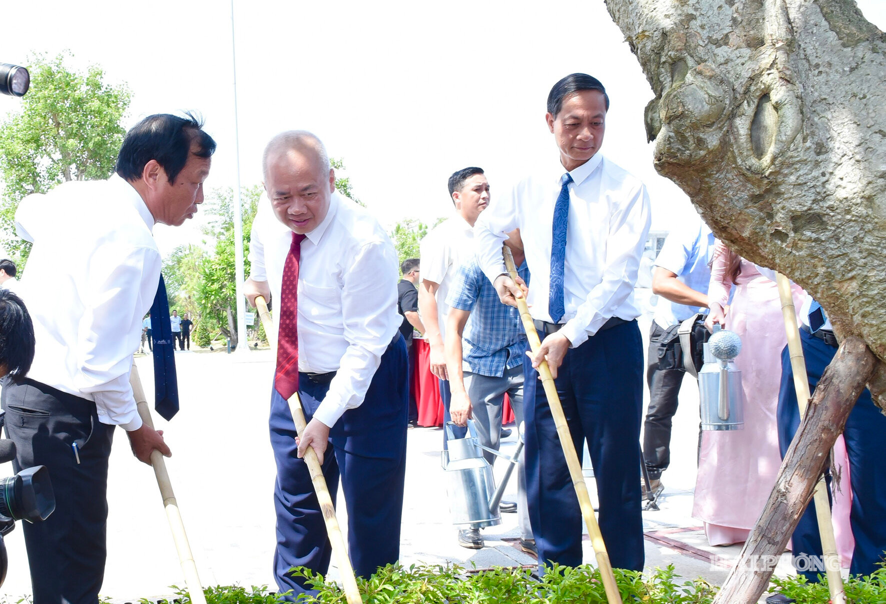 Các đồng chí Phó Bí thư Thành ủy: Đỗ Mạnh Hiến; Đỗ Thành Trung, Chủ tịch UIBND thành phố; Lê Văn Hiệu, Chủ tịch HĐND thành phố trồng cây lưu niệm tại Di tích Quốc gia đặc biệt đường Hồ Chí Minh trên biển (Bến K15).