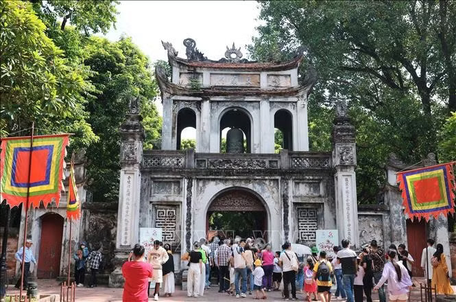 m0oec9vr_osdnmzmqupqoxcq7a8acaz6u8nq-_potal-nguoi-dan-den-van-mieu-quoc-tu-giam-vui-choi-trong-ngay-quoc-khanh-29-stand.jpg.avif