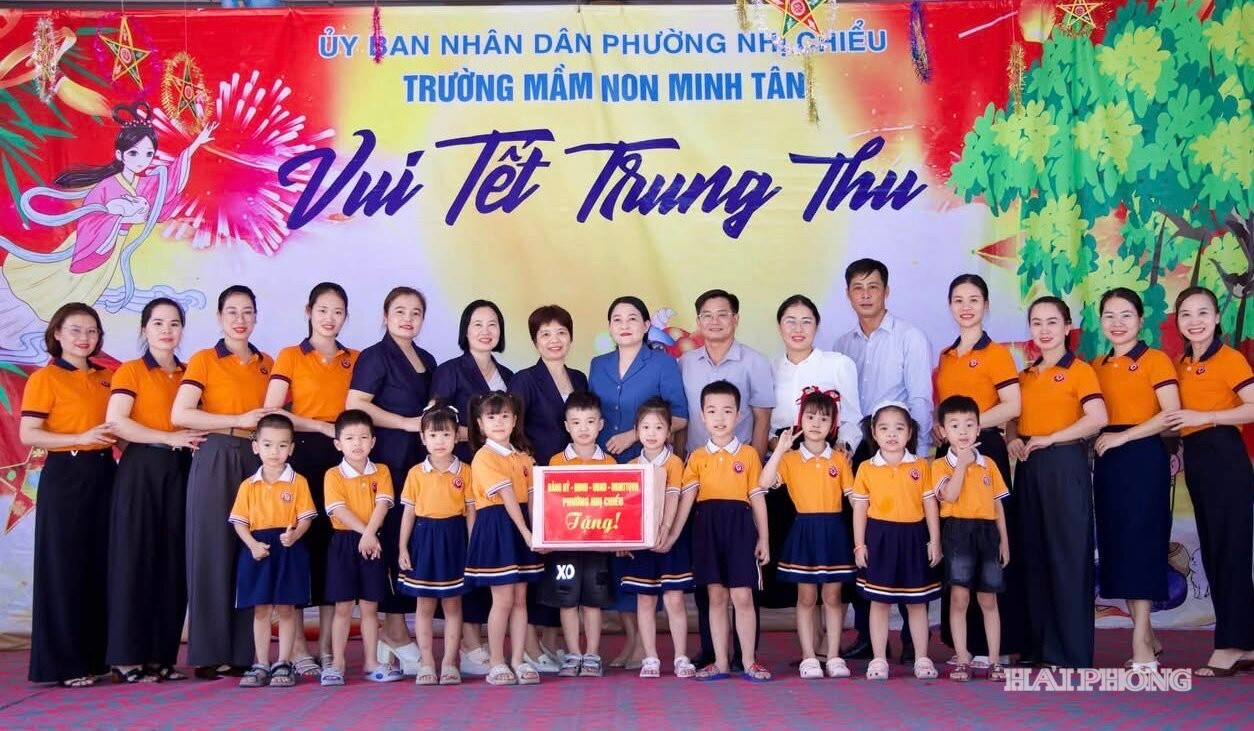 nhi-chieu-tang-qua.jpg