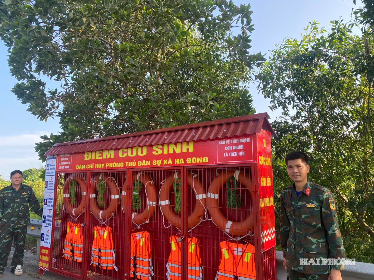 Phao và áo phao cứu hộ được Ban Chỉ huy quân sự xã Hà Đông trang bị tại cầu Quang Thanh và Hợp Thanh.