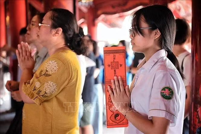 posrzq4zmqpfub4ck1uqf3-w-_potal-van-mieu-quoc-tu-giam-dia-chi-do-tiep-suc-tinh-than-cho-thi-sinh-vuot-vu-mon-stand-1889.jpg.avif
