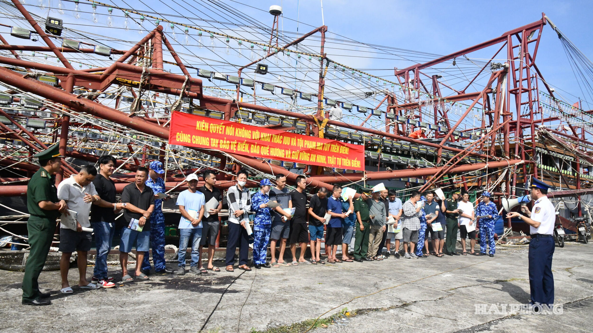 Tuyên truyền các quy định của pháp luật về chống khai thác IUU cho chủ phương tiện tàu thuyền