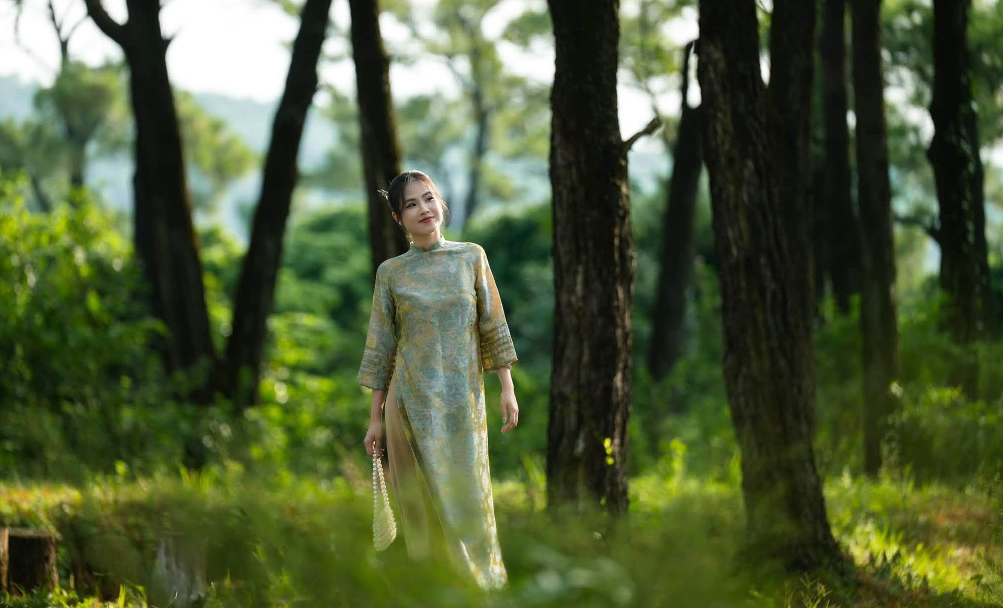 Đến Côn Sơn vào những ngày mùa Thu, bên cạnh những điểm di tích quen thuộc, du khách có thể ghé thăm rừng thông và bãi rễ.