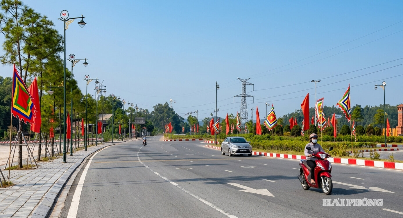 Các tuyến đường về khu di tích Côn Sơn - Kiếp Bạc trang hoàng rực rỡ sắc cờ hội. Ảnh: HẢI HẬU
