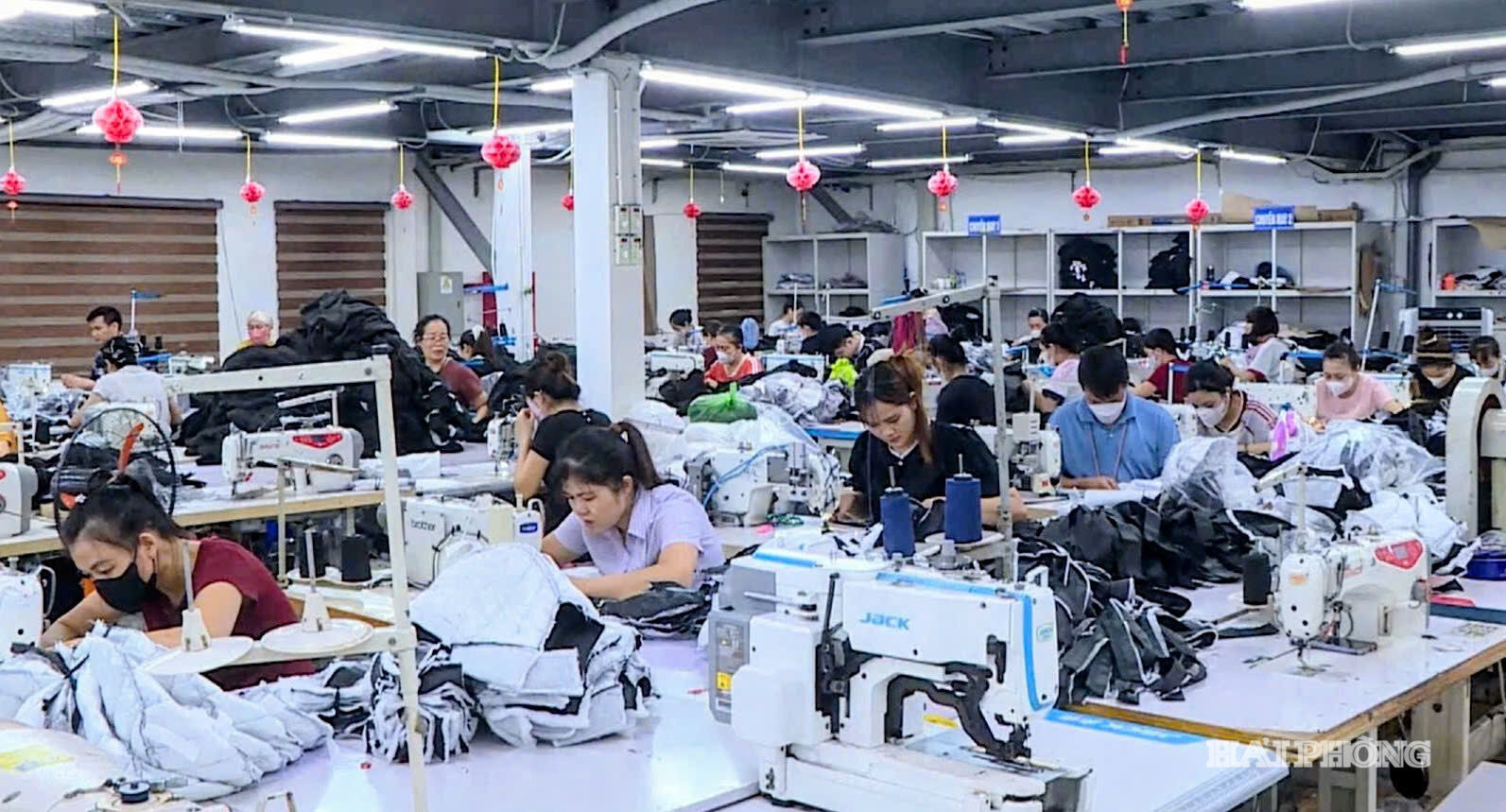 Để khu vực kinh tế tư nhân phát triển vững mạnh, thành phố chỉ đạo các sở, ngành, địa phương, đơn vị tiếp tục thực hiện đồng bộ, hiệu quả các giải pháp hỗ trợ từ cải cách hành chính, bảo đảm mặt bằng sản xuất, tiếp cận nguồn lực đầu tư, thuế...đến giải quyết triệt để các kiến nghị của doanh nghiệp.