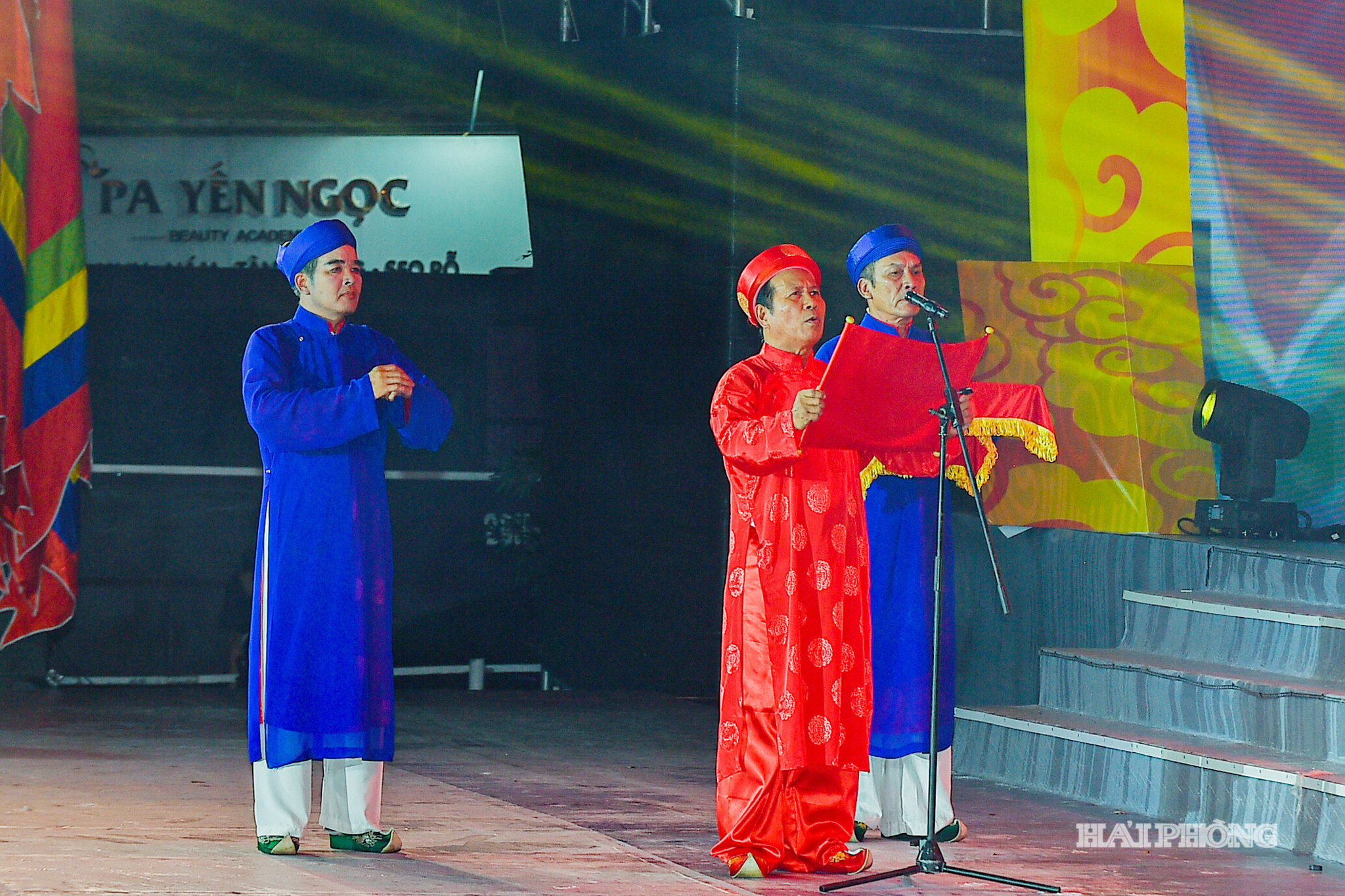 Trong phần lễ, nghi thức đọc văn tế được thực hiện trang nghiêm, thể hiện lòng thành kính tưởng niệm Anh hùng dân tộc Trần Hưng Đạo.