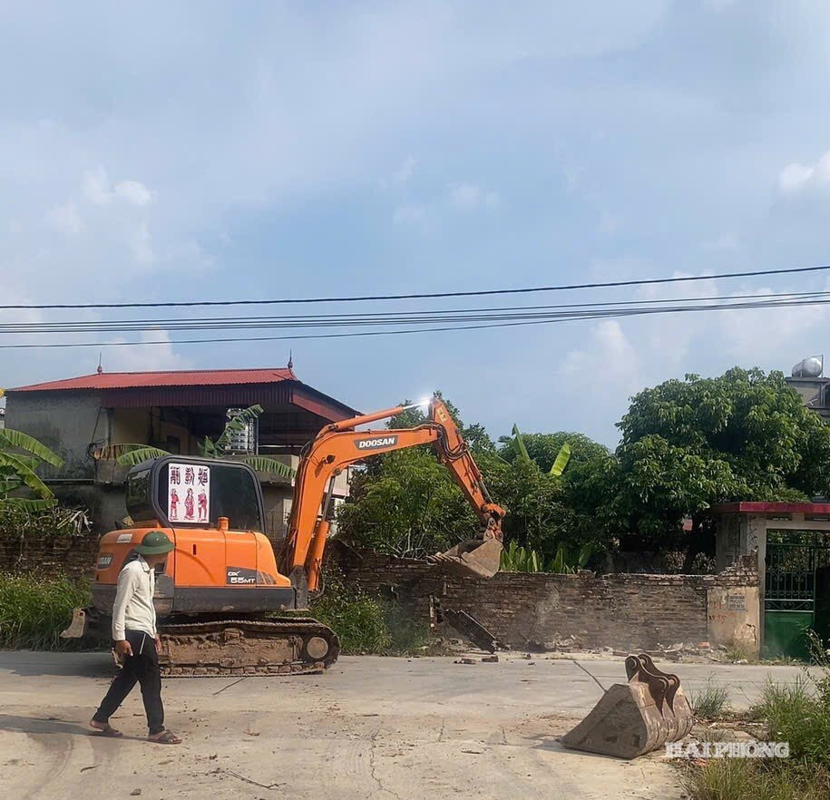 Cùng với tuyên truyền vận động, địa phương cùng các gia đình tháo dỡ tài sản đẩy nhanh tiến độ thực hiện dự án. 