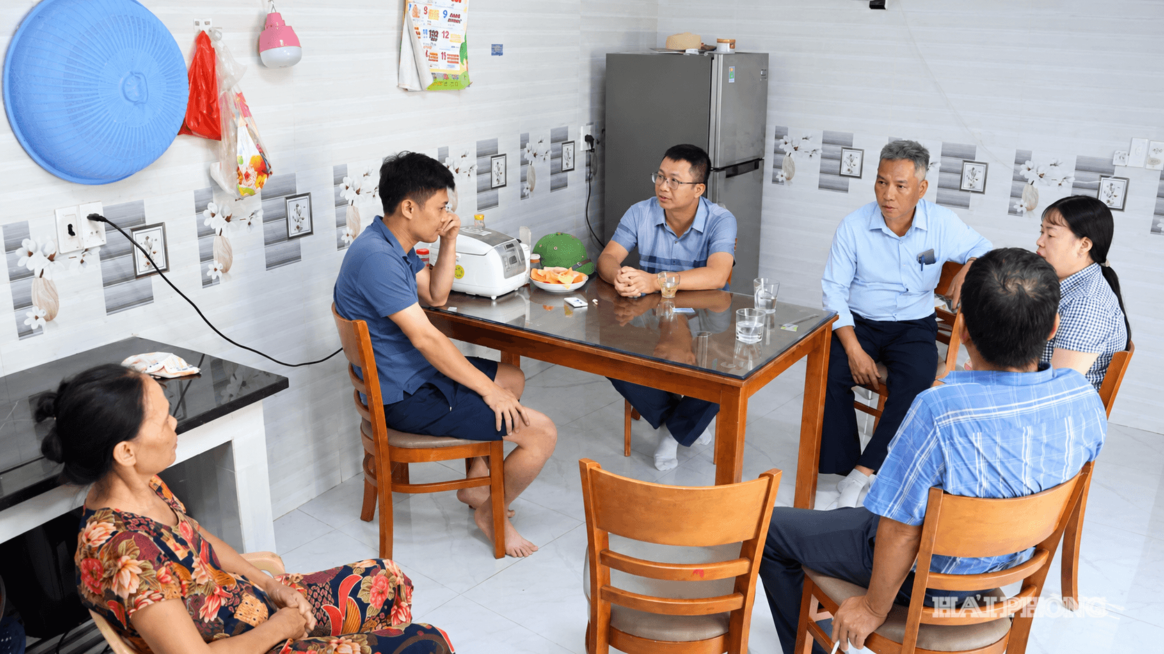 Lãnh đạo và cán bộ xã đến từng hộ để tuyên truyền, vận động các gia đình tháo dỡ tài sản, hiến đất làm đường.