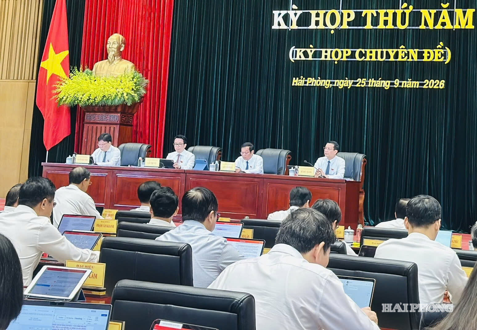 Các đồng chí: Lê Văn Hiệu, Phó Bí thư Thành uỷ, Chủ tịch HĐND thành phố; Lê Trí Vũ, Uỷ viên Ban Thường vụ Thành uỷ, Phó Chủ tịch Thường trực HĐND thành phố cùng các đồng chí Phó Chủ tịch HĐND thành phố chủ toạ kỳ họp.