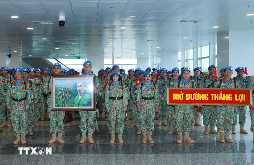 Các sỹ quan, quân nhân Đội Công binh số 5 lên đường thực hiện nhiệm vụ gìn giữ hòa bình Liên hợp quốc khu vực Abyei. (Ảnh: Trọng Đức/TTXVN)