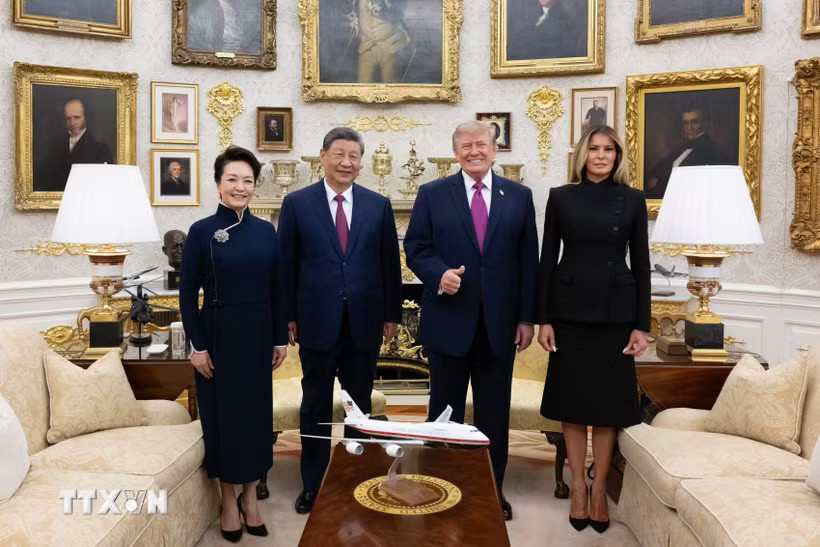 Chủ tịch Trung Quốc Tập Cận Bình (thứ 2, trái) và phu nhân Bành Lệ Viên (trái) chụp ảnh chung với Tổng thống Mỹ Donald Trump (thứ 2, phải) và phu nhân Melania Trump trong lễ đón tại Nhà Trắng ở Washington, D.C., ngày 24/9/2026. (Ảnh: THX/TTXVN phát)