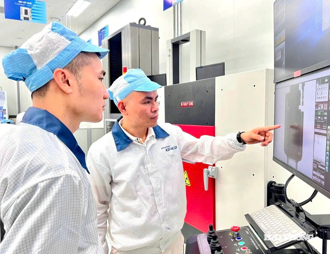 Đảng viên Phạm Đăng Đoán (bên phải) là cây 