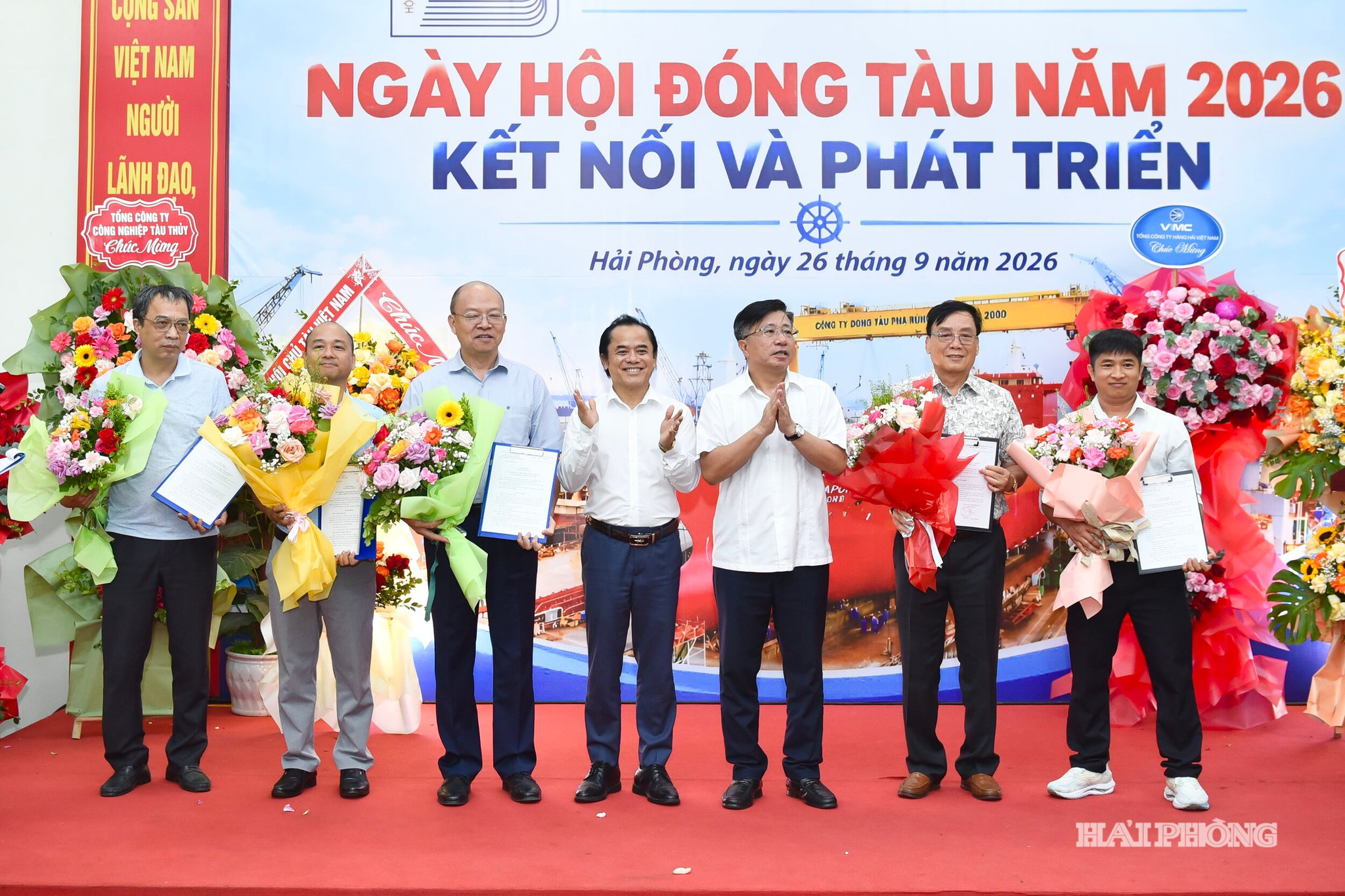 Ban tổ chức trao quyết định kết nạp các hội viên mới.