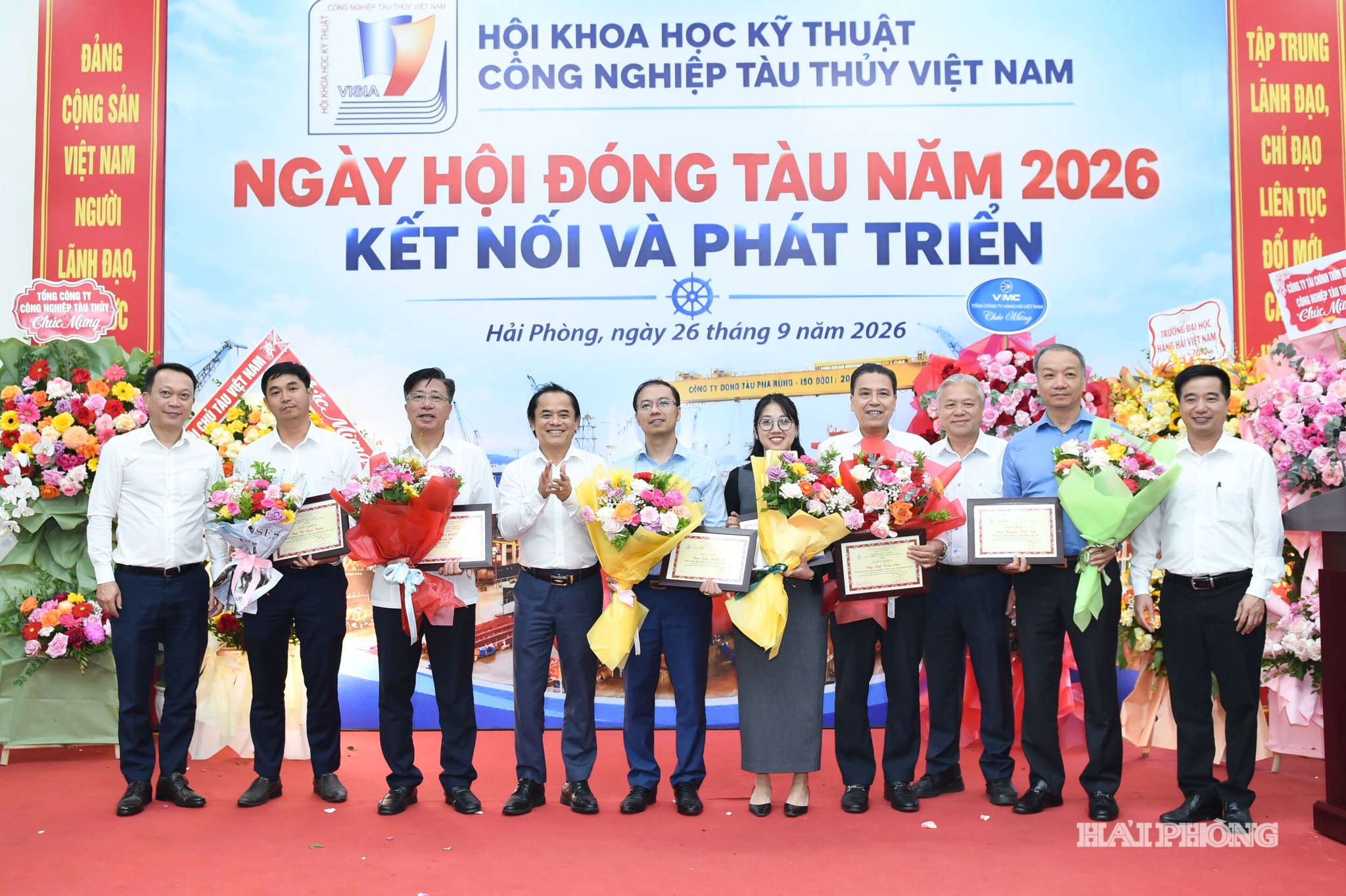 Ban tổ chức trao giấy khen tặng các tập thể và cá nhân có thành tích xuất sắc.