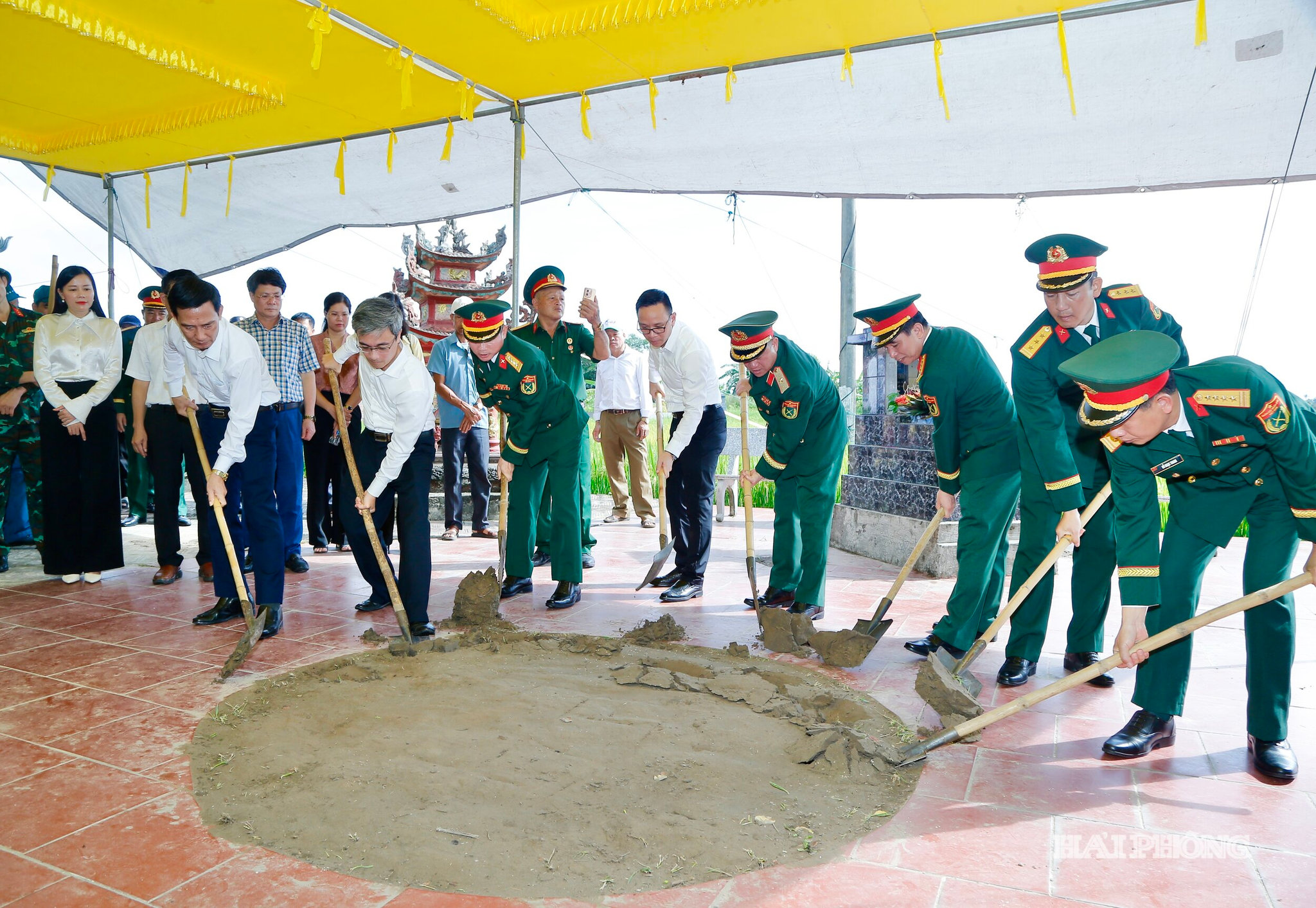 Các đồng chí: Thiếu tường Khúc Thành Dư, Phó Chính ủy Quân khu Ba; Đào Trọng Đức, Phó chủ tịch UBND thành phố cùng các đại biểu thực hiện nghi thức động thổ Lễ tìm kiếm, quy tập hài cốt liệt sĩ tại xã Vĩnh Bảo.