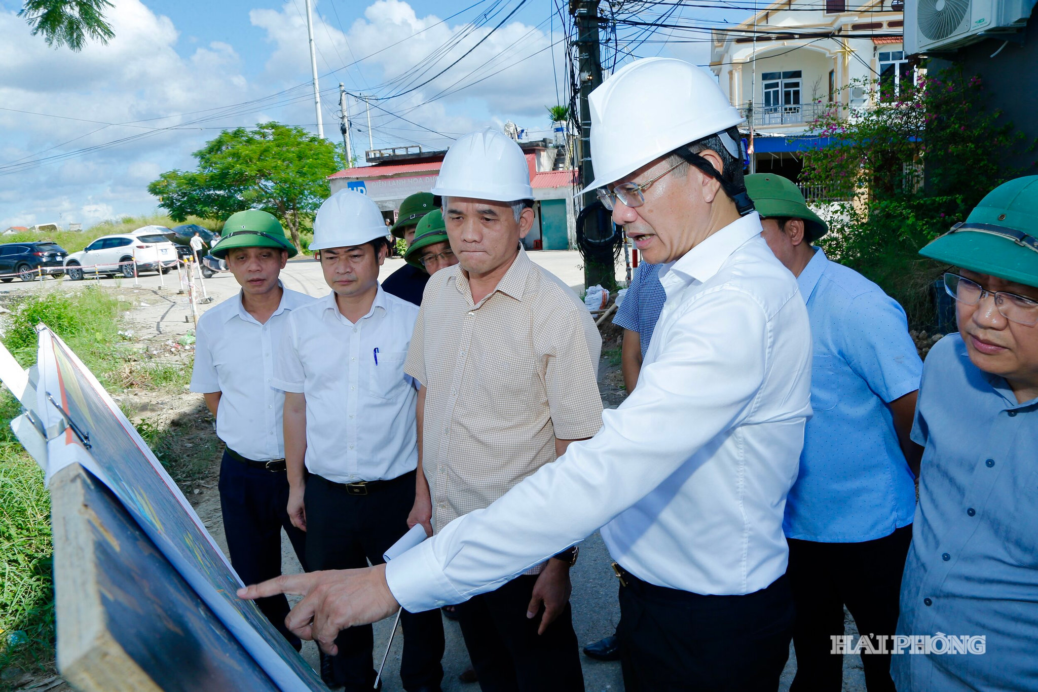 Đồng chí Lê Anh Quân, Uỷ viên ban Thường vụ Thành ủy, Phó chủ tịch Thường trực UBND thành phố kiểm tra tiến độ thực hiện Dự án đầu tư xây dựng tuyến đường kết nối Quốc lộ 17B với đường tỉnh 352.