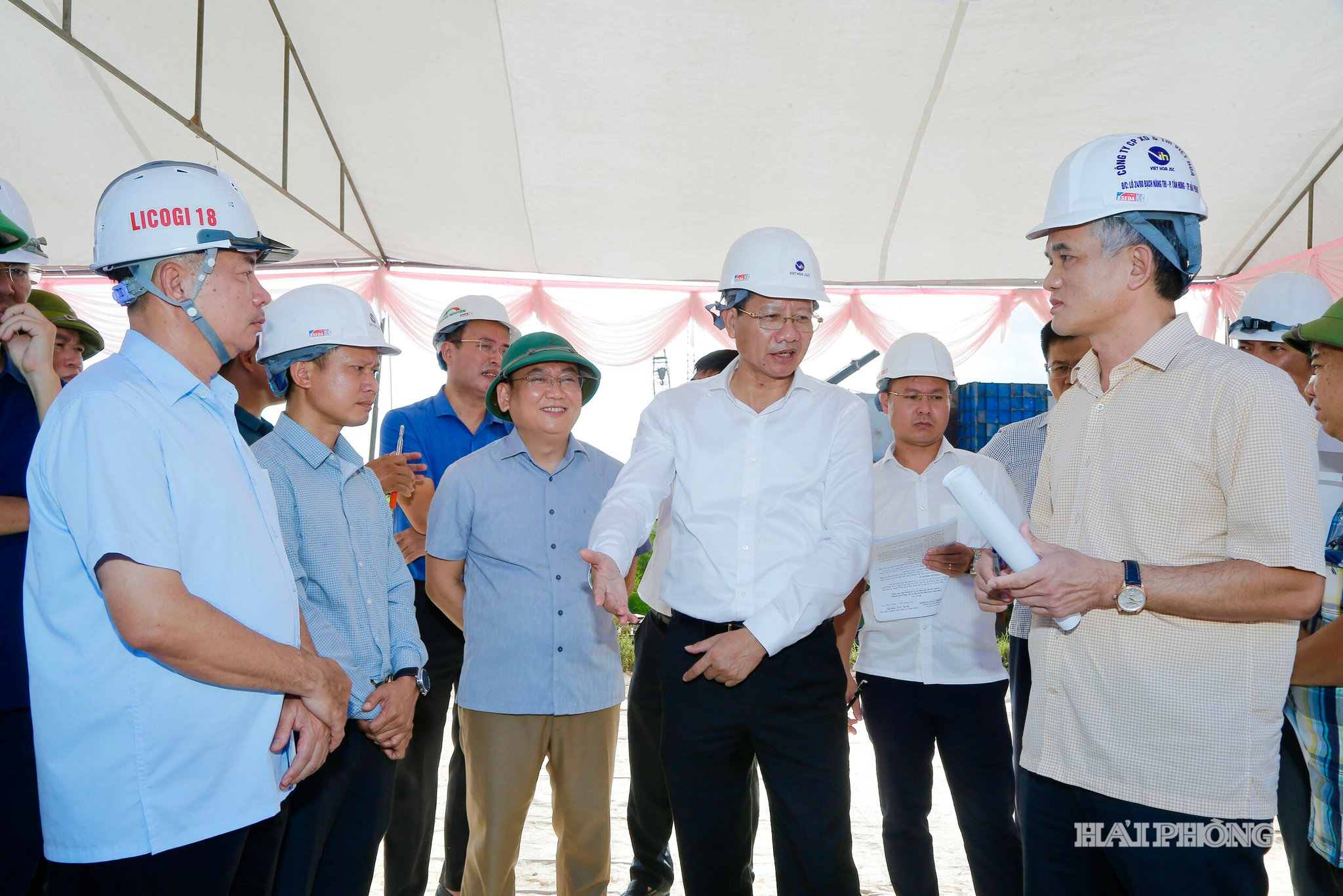 Đồng chí Lê Anh Quân, Uỷ viên ban Thường vụ Thành ủy, Phó chủ tịch Thường trực UBND thành phố kiểm tra tiến độ thực hiện Dự án đầu tư xây dựng cầu vượt sông Thái Bình và đường dẫn thuộc tuyến đường vành đai 1 (thành phố Hải Dương cũ).