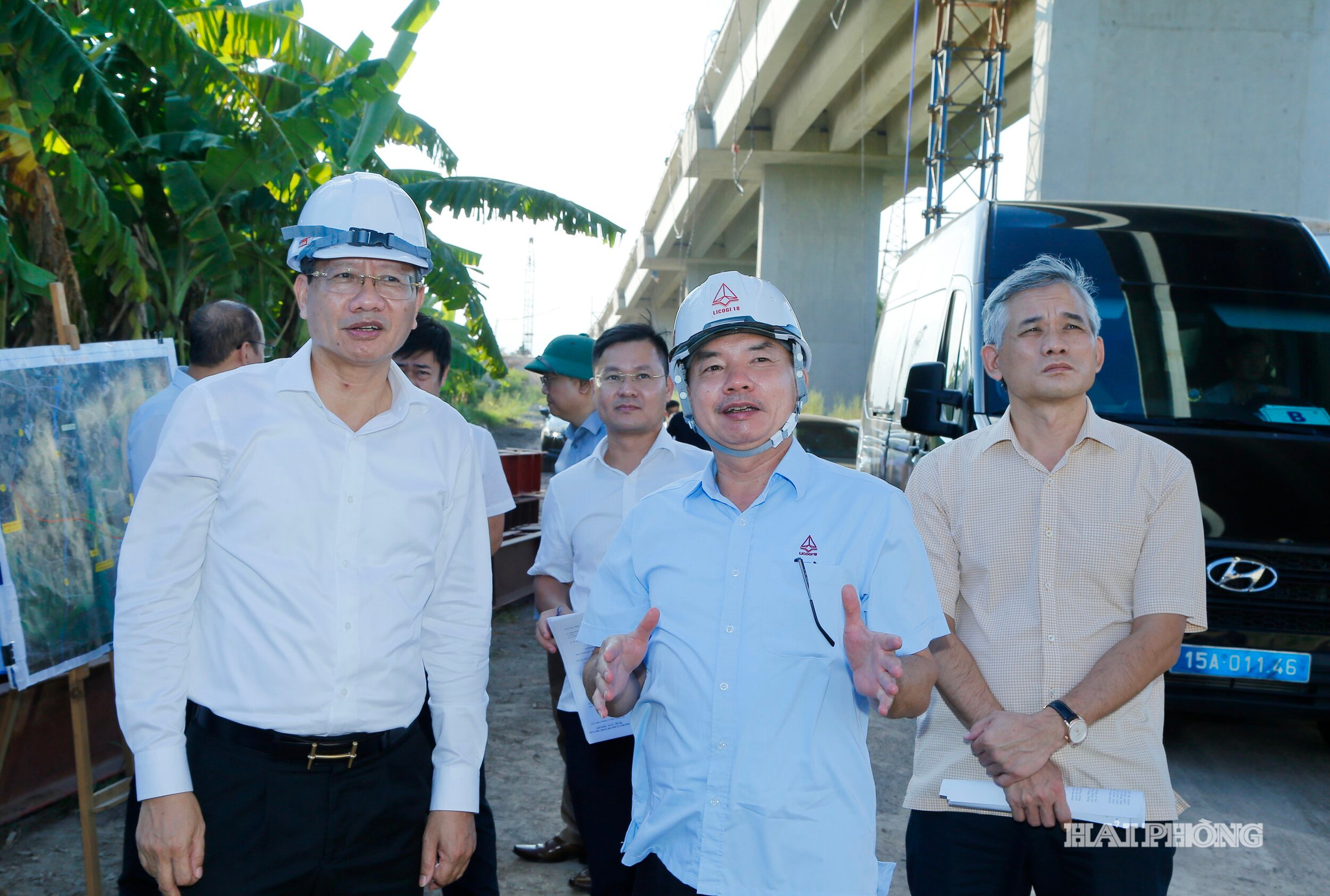 Đồng chí Lê Anh Quân, Uỷ viên ban Thường vụ Thành ủy, Phó chủ tịch Thường trực UBND thành phố kiểm tra tiến độ thực hiện Dự án đầu tư xây dựng tuyến đường và cấu Vạn kết nối Quốc lộ 37 với đường đan cấu Triều.