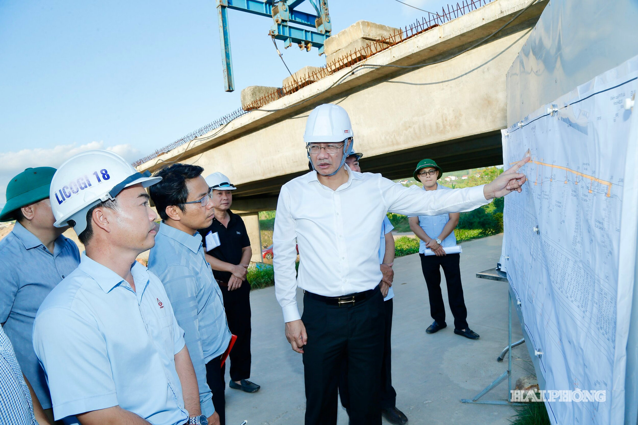 Đồng chí Lê Anh Quân, Uỷ viên ban Thường vụ Thành ủy, Phó chủ tịch Thường trực UBND thành phố kiểm tra tiến độ thực hiện Dự án đầu tư xây dựng cầu Tân An và đường dẫn nối Quốc lộ 18.