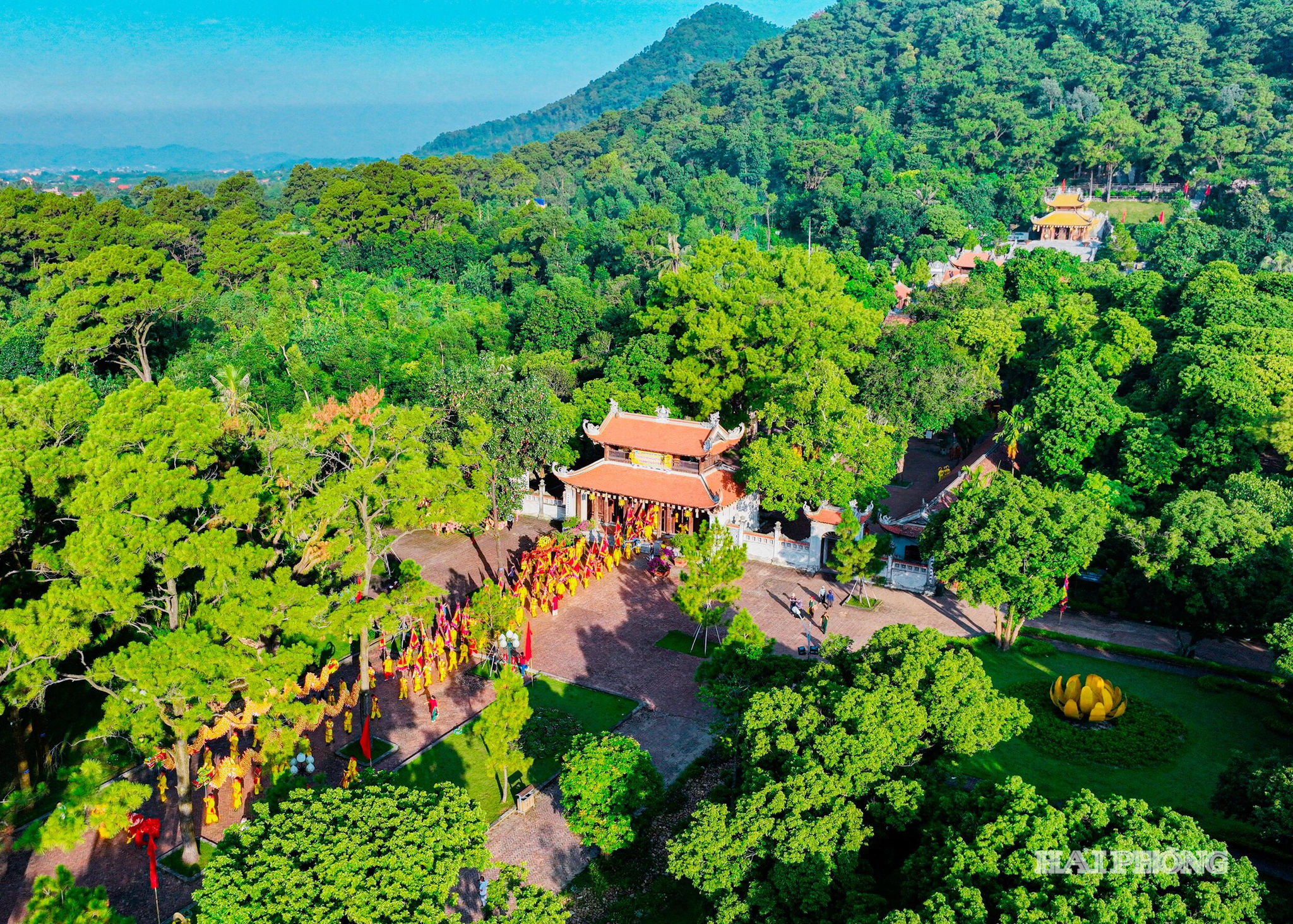 Nguyễn Trãi (1380-1442), hiệu Ức Trai, sinh tại Thăng Long trong một gia đình có truyền thống khoa bảng. Ông là con của Nguyễn Phi Khanh, cháu ngoại quan Tư đồ Trần Nguyên Đán. Ông à nhà chính trị, quân sự, ngoại giao, nhà văn hóa kiệt xuất của dân tộc. Ông tham gia khởi nghĩa Lam Sơn, góp công lớn vào cuộc kháng chiến chống quân Minh và là tác giả “Bình Ngô đại cáo” - áng thiên cổ hùng văn của dân tộc.