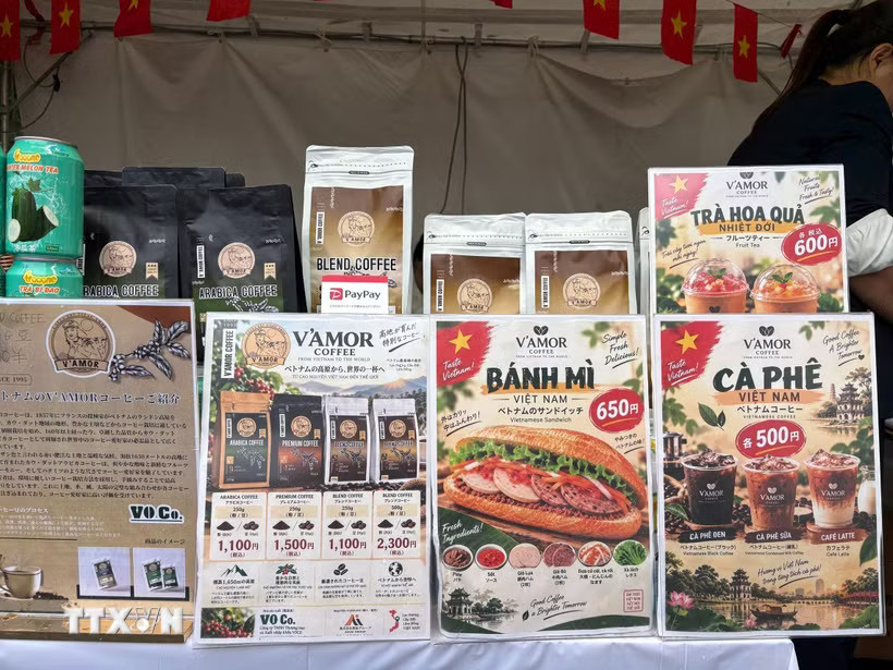 Bánh mì và cà phê sữa đá là hai món yêu thích của nhiều người Nhật Bản từng sinh sống Việt Nam. (Ảnh: Xuân Giao/TTXVN)