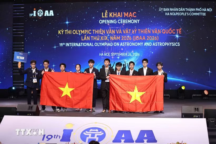 Đội chủ nhà Việt Nam tham dự kỳ thi Olympic Thiên văn và Vật lý thiên văn quốc tế lần thứ 19 (IOAA 2026). (Ảnh: Thanh Tùng/TTXVN)