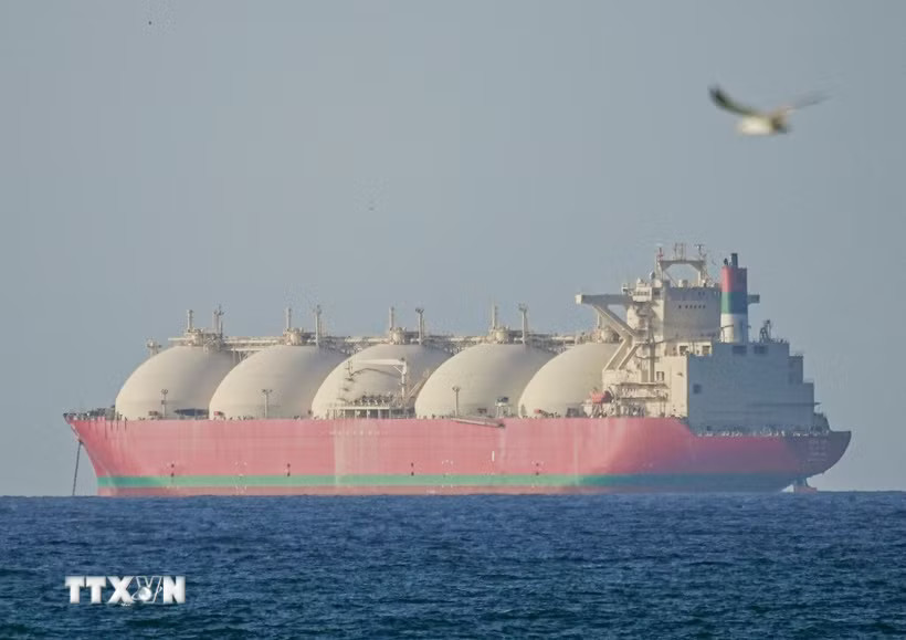 Con tàu di chuyển qua eo biển Hormuz. (Ảnh: AA/TTXVN)