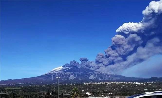 potal-nui-lua-etna-phun-tro-bui-lam-gian-doan-hoat-dong-hang-khong-tai-italy-stand.avif