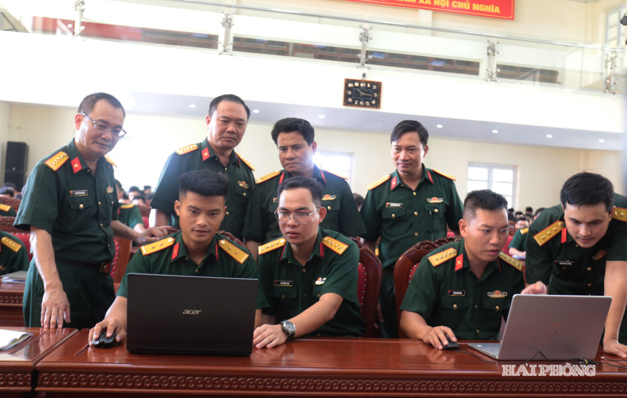 thu-truong-cuc-chinh-tri-quan-khu-trao-doi-noi-dung-tap-huan-cung-giang-vien-truong-si-quan-chinh-tri.jpg