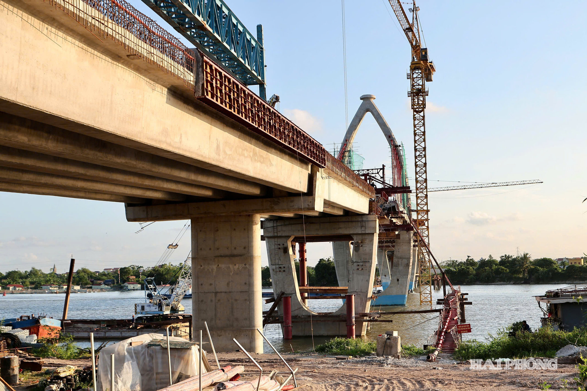 Cầu Tân An đang được gấp rút thi công những hạng mục cuối trước ngày hợp long.