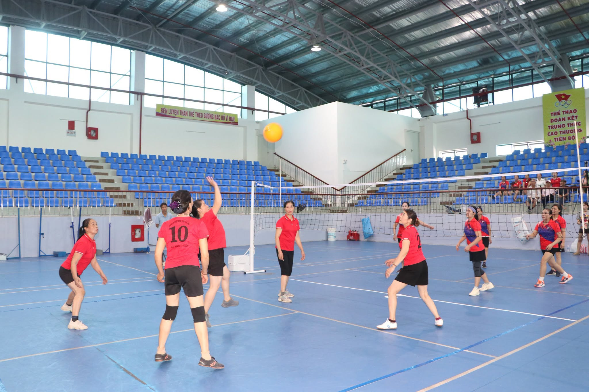Người cao tuổi xã Nam Sách tham gia Giải bóng chuyền hơi trung cao tuổi xã Nam Sách lần thứ nhất năm 2026.