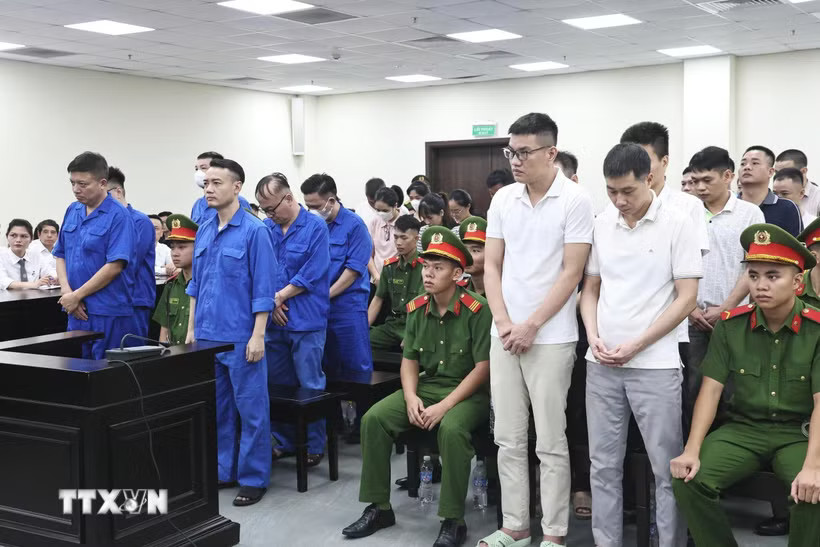 Các bị cáo nghe Tòa tuyên án. (Ảnh: Kim Anh/TTXVN)