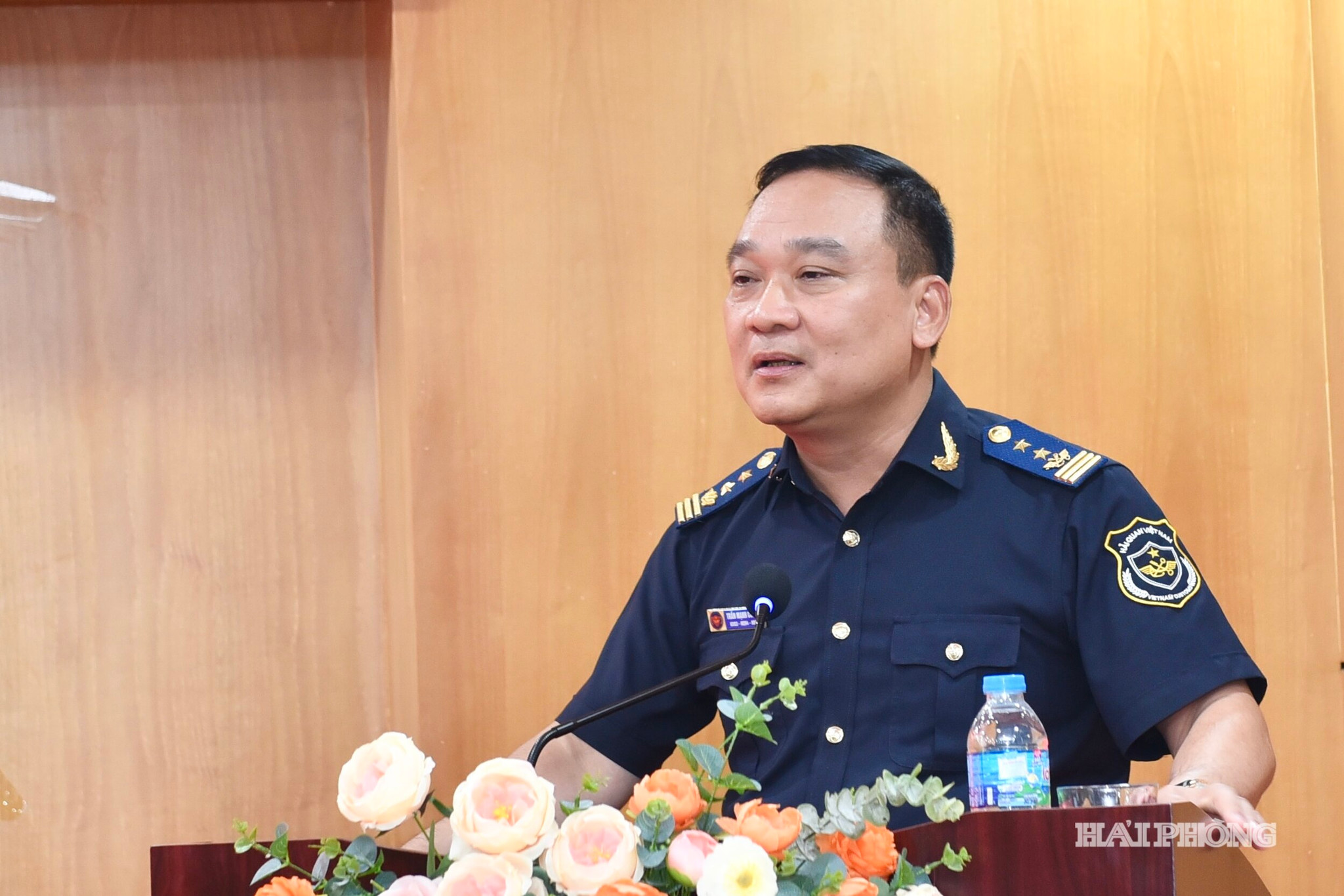 Đồng chí Trần Mạnh Cường, Chi cục trưởng Chi cục Hải quan khu vực 3 phát biểu tại cuộc sinh hoạt chuyên đề.