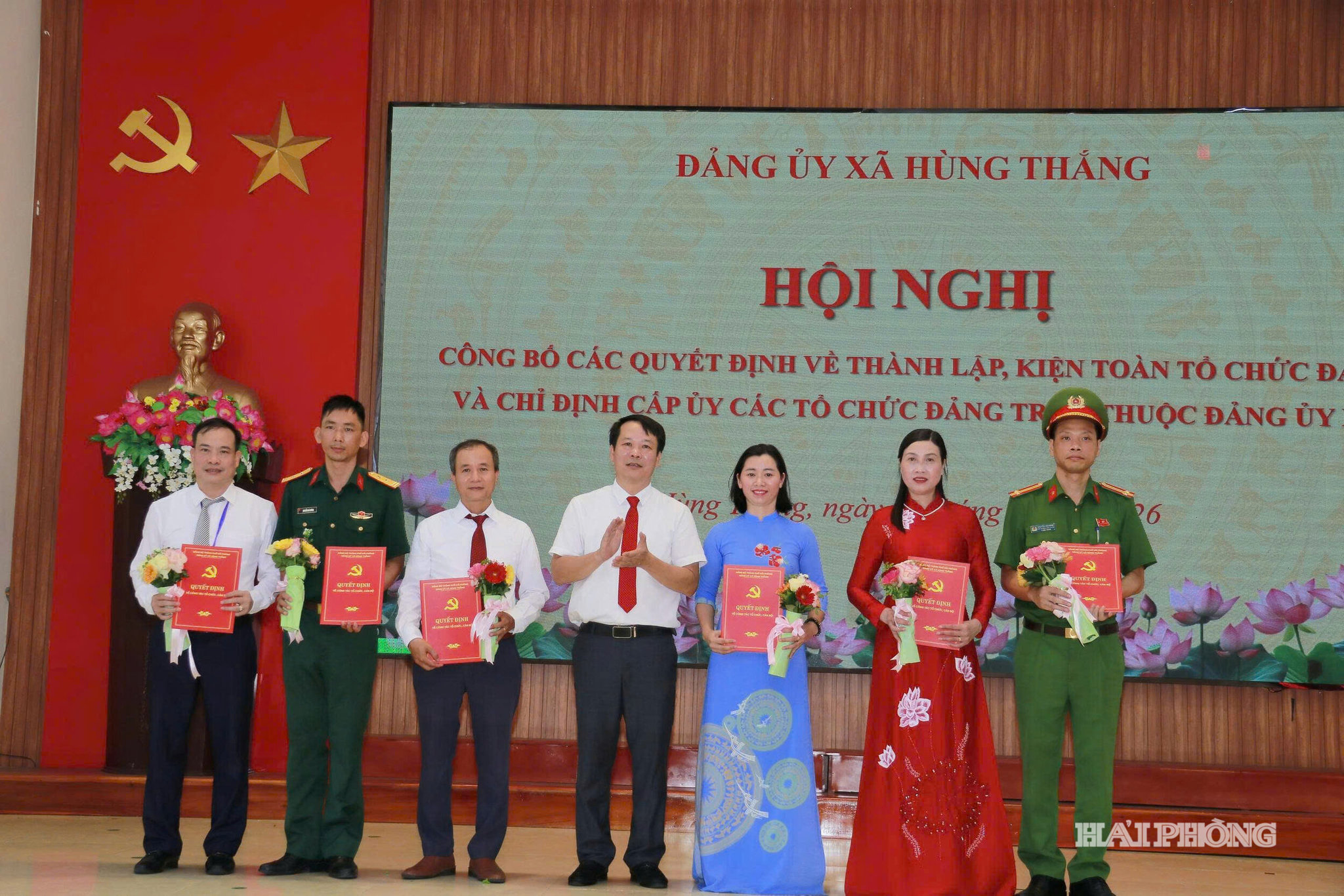 Lãnh đạo địa phương trao các quyết định chỉ định các đồng chí trong chi bộ.