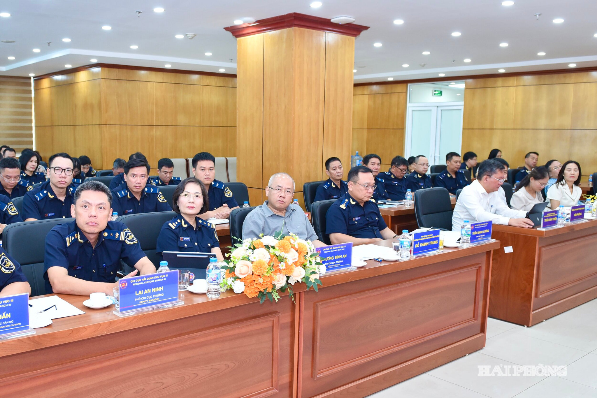 Đồng chí Đỗ Thành Trung, Phó Bí thư Thành uỷ, Chủ tịch UBND thành phố cùng các đại biểu dự cuộc sinh hoạt chuyên đề của Chi bộ Kiểm soát Hải quan thuộc Đảng bộ Chi cục Hải quan khu vực 3.