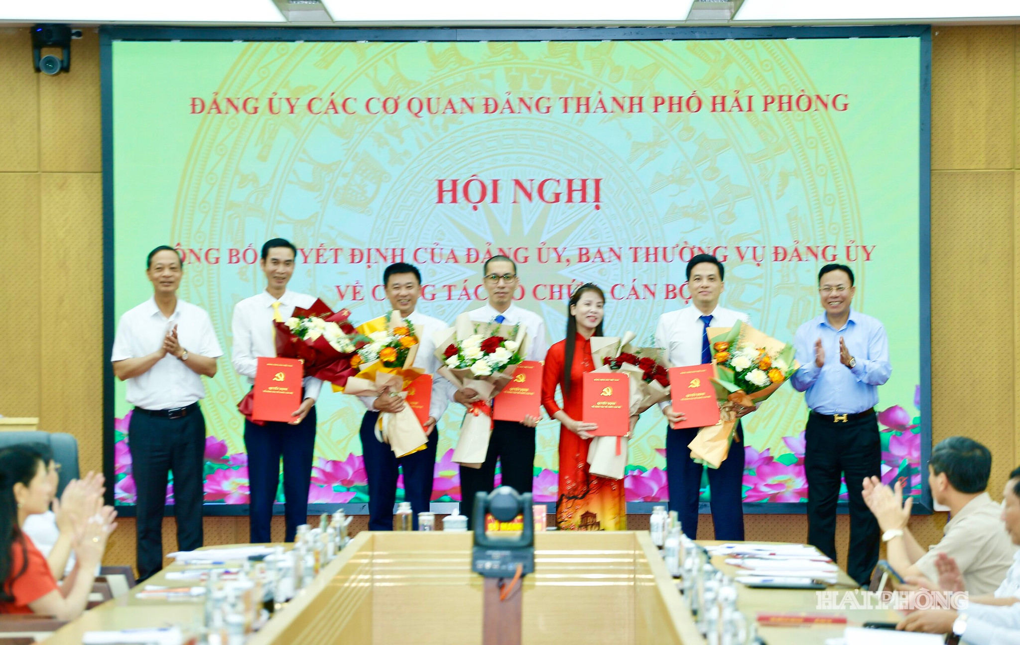 Đồng chí Đỗ Mạnh Hiến, Phó bí thư Thành ủy, Bí thư Đảng ủy các cơ quan Đảng thành phố trao các Quyết định bổ nhiệm kiện toàn công tác cơ quan cán bộ tại cơ quan Đảng ủy các cơ quan Đảng thành phố.