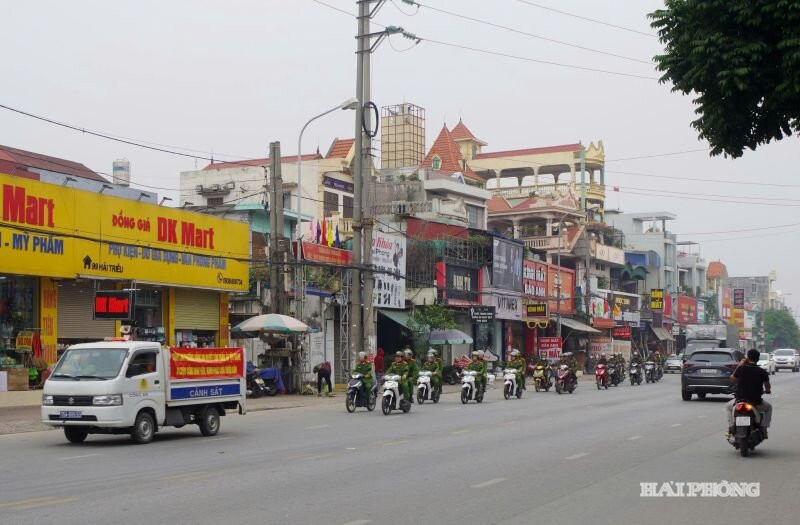 Công an Hồng An tổ chức tuyên truyền lưu động công tác phòng chống ma túy.