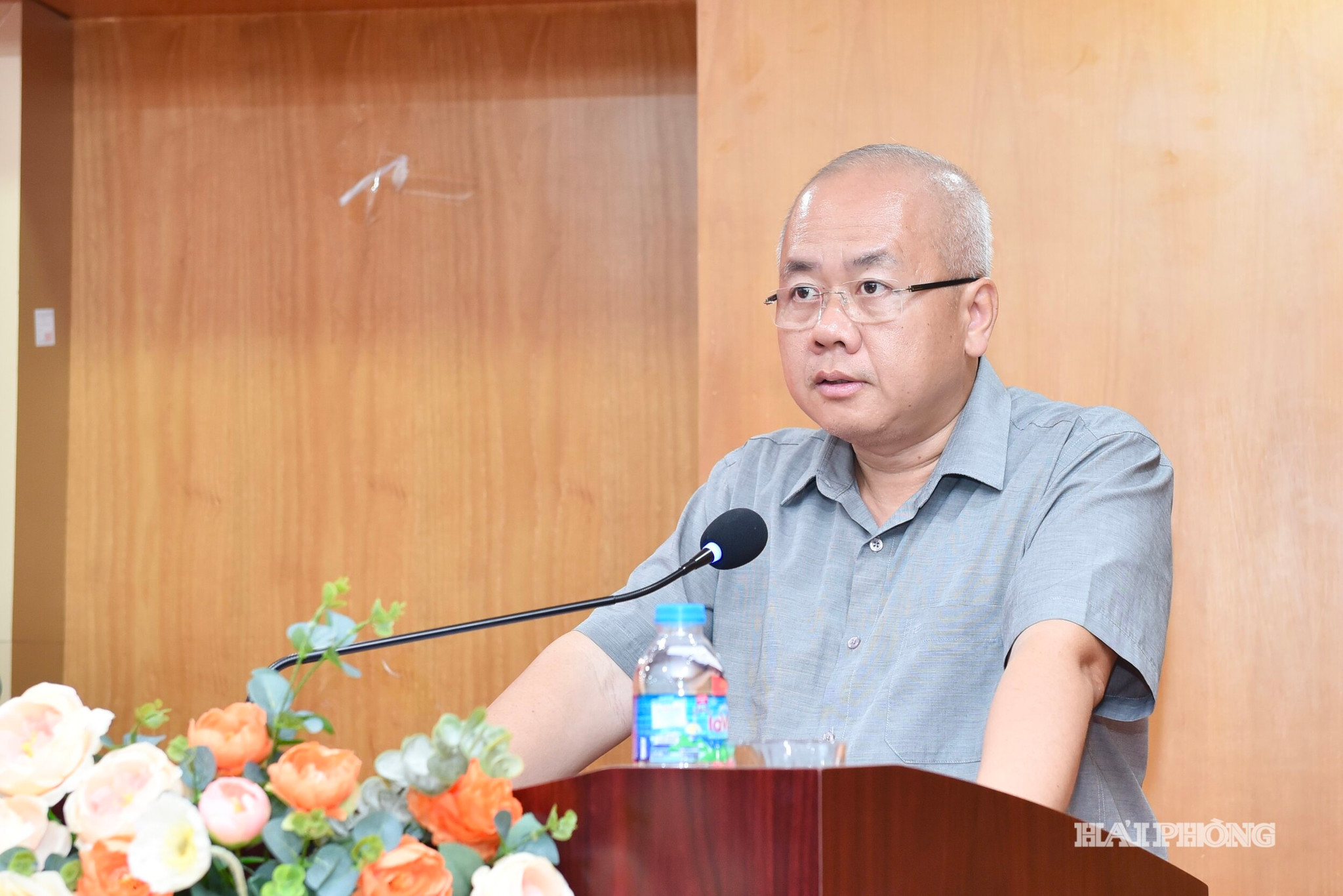 Đồng chí Đỗ Thành Trung, Phó Bí thư Thành uỷ, Chủ tịch UBND thành phố phát biểu tại cuộc sinh hoạt chuyên đề của Chi bộ Kiểm soát Hải quan thuộc Đảng bộ Chi cục Hải quan khu vực 3.
