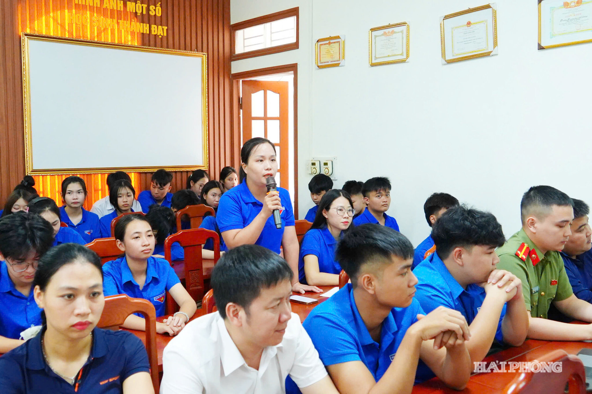 doi-thoai-thanh-nien.jpg