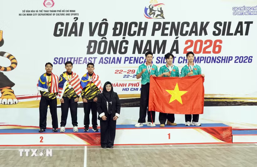 Bà Titih Hayati, Trưởng ban Kỹ thuật Liên đoàn Pencak Silat thế giới trao giải thưởng cho các vận động viên thi đấu nội dung biểu diễn đồng đội nam tại Giải vô địch Pencak Silat Đông Nam Á 2026. (Ảnh: Trung Tuyến/TTXVN)