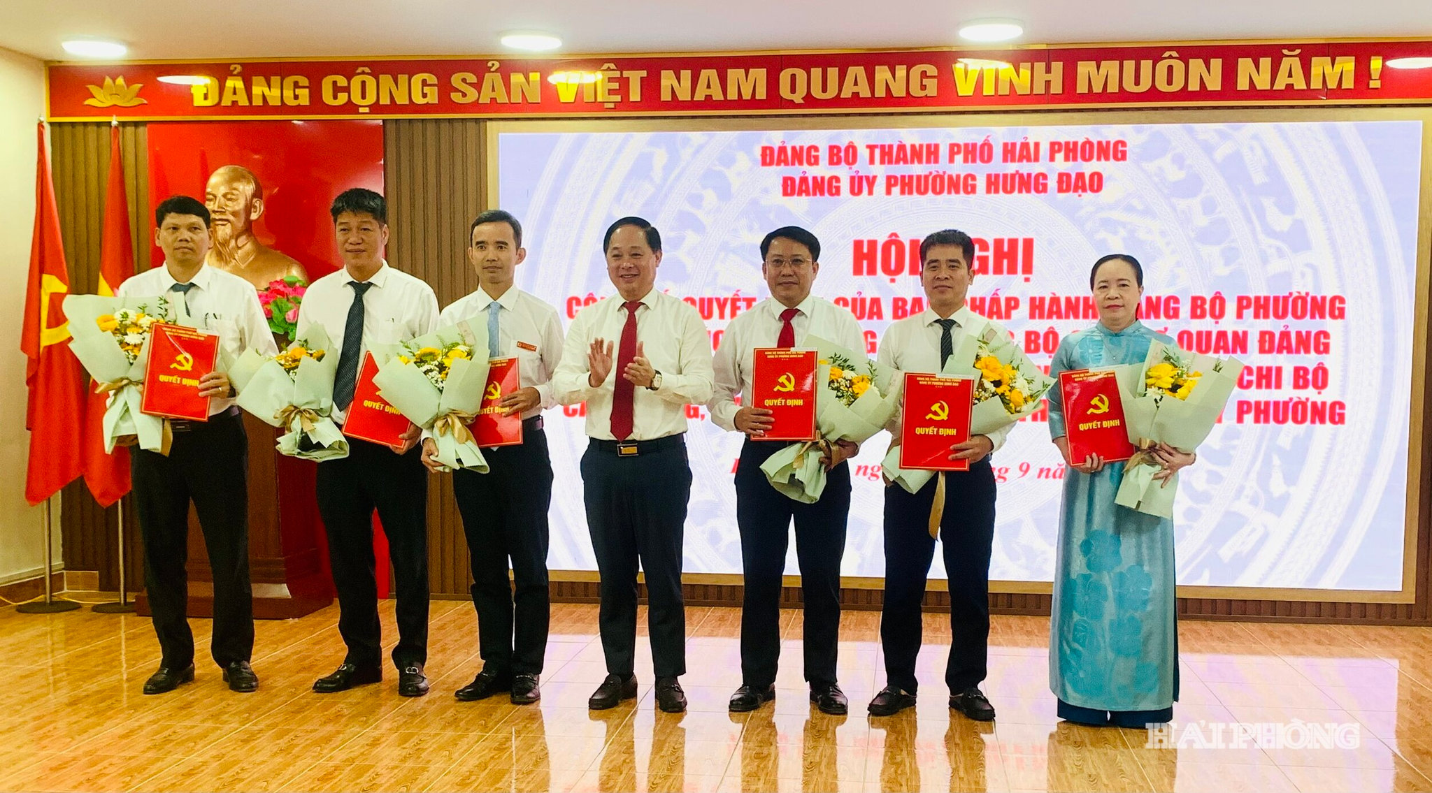 Lãnh đạo Đảng uỷ phường Hưng Đạo trao các quyết định thành lập chi bộ trực thuộc.