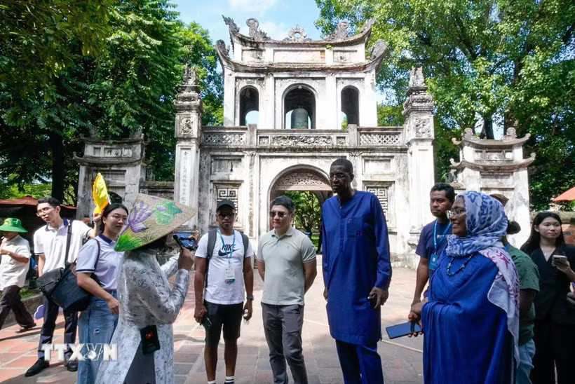 Du khách tìm hiểu các giá trị lịch sử, văn hóa tại Văn Miếu-Quốc Tử Giám. (Ảnh: Khánh Hoà/TTXVN)