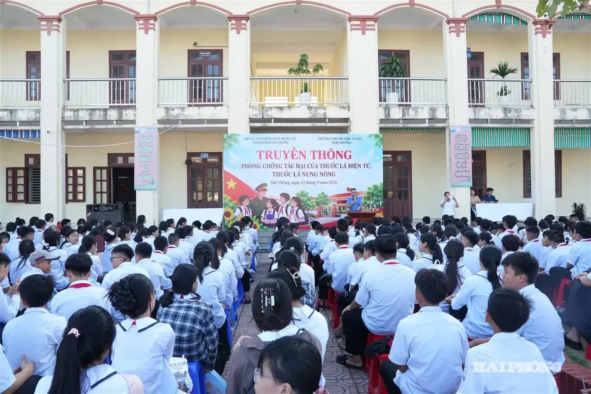 ong-bui-duc-loi-trang-bi-cho-hoc-sinh-nhung-kien-thuc-ve-thuoc-la-dien-tu-thuoc-la-nung-nong639258629747378021-large.webp