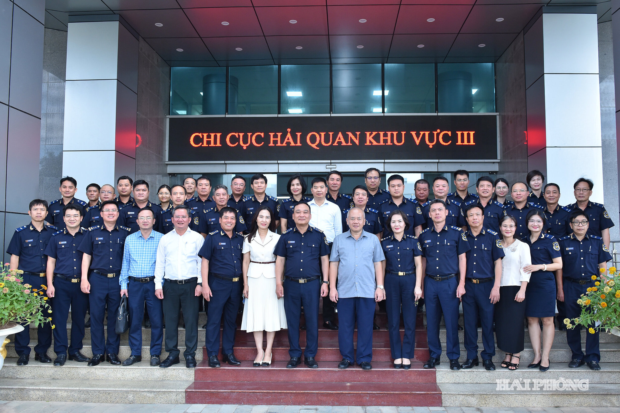 Đồng chí Đỗ Thành Trung, Phó Bí thư Thành uỷ, Chủ tịch UBND thành phố cùng các đảng viên Chi bộ Kiểm soát Hải quan thuộc Đảng bộ Chi cục Hải quan khu vực 3.