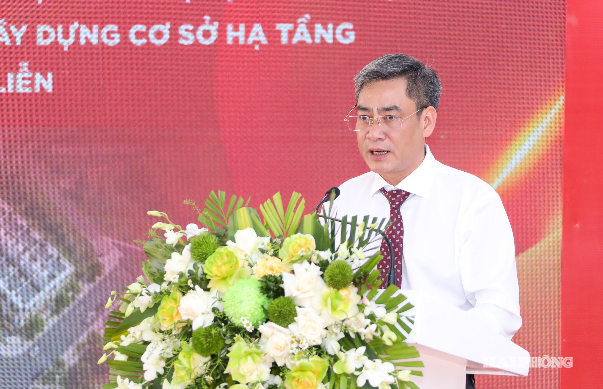 Giám đốc Ban Quản lý dự án đầu tư xây dựng công trình dân dụng và công nghiệp Hải Phòng Phạm Cửu Long phát biểu tại lễ khởi công.