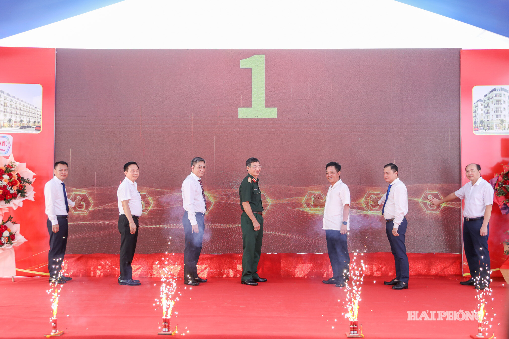 Các đại biểu thực hiện nghi thức bấm nút khởi công dự án.