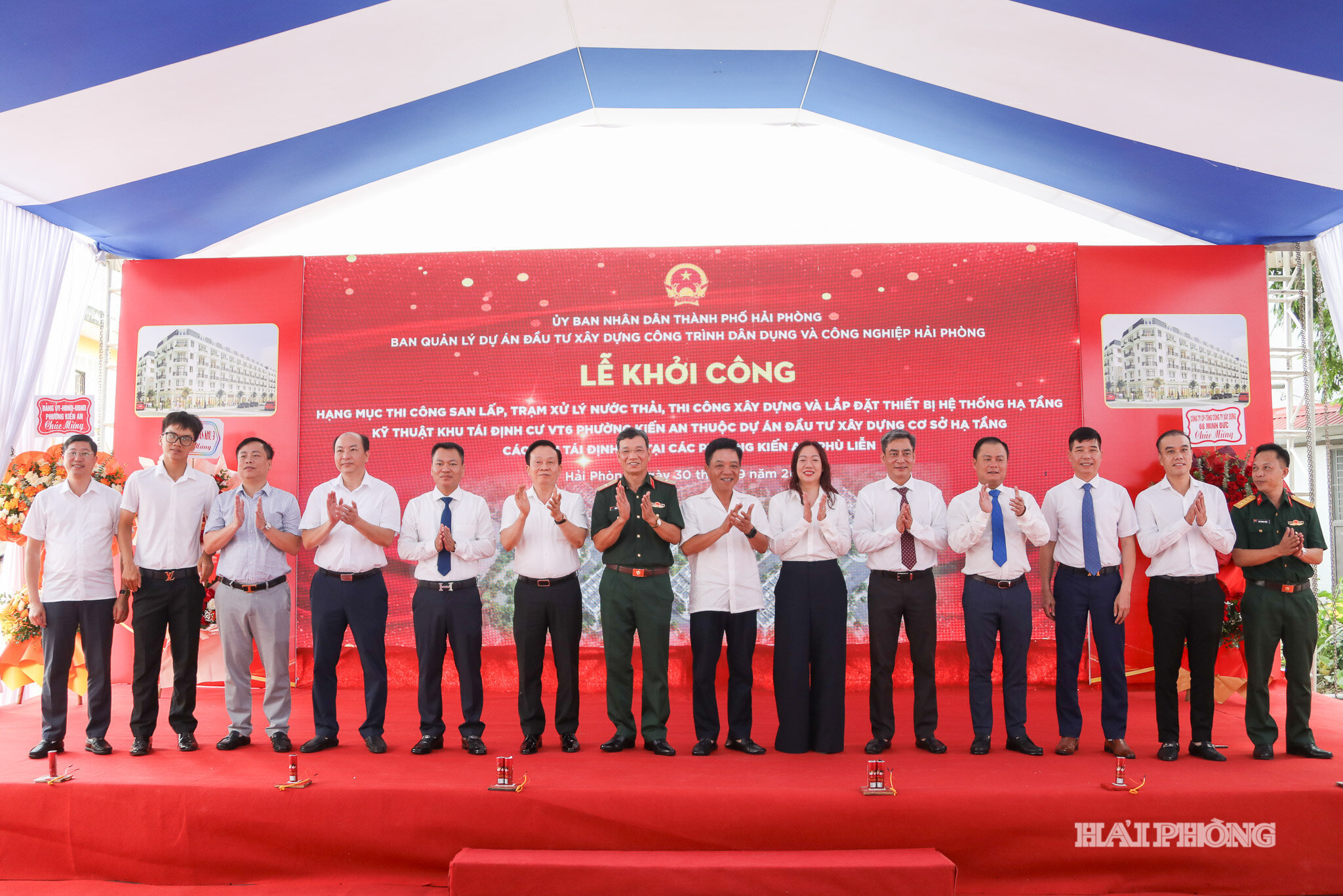 Các đại biểu, nhà thầu và các đại biểu tại lễ khởi công dự án.